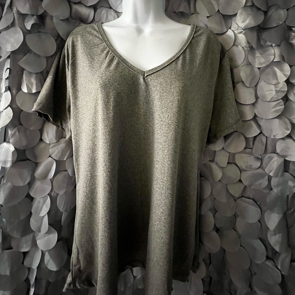 Woman’s gray performance Tee XL